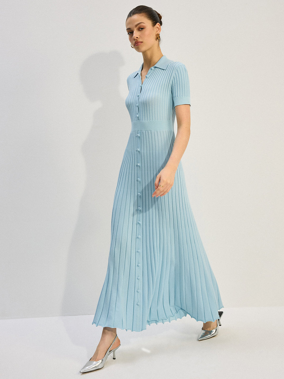 Gestricktes Kleid mit Knopfleiste vorne und Maxi-Schnitt