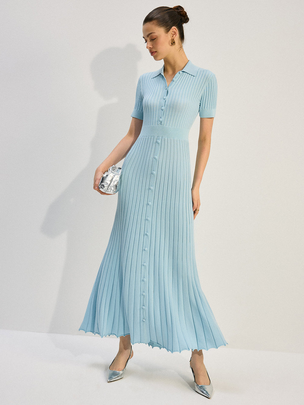 Gestricktes Kleid mit Knopfleiste vorne und Maxi-Schnitt