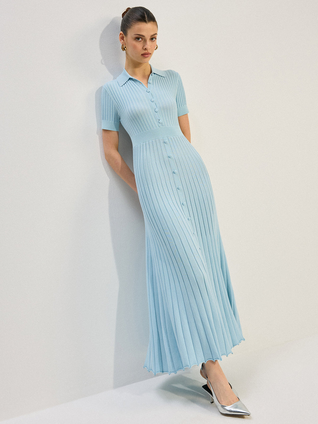 Gestricktes Kleid mit Knopfleiste vorne und Maxi-Schnitt
