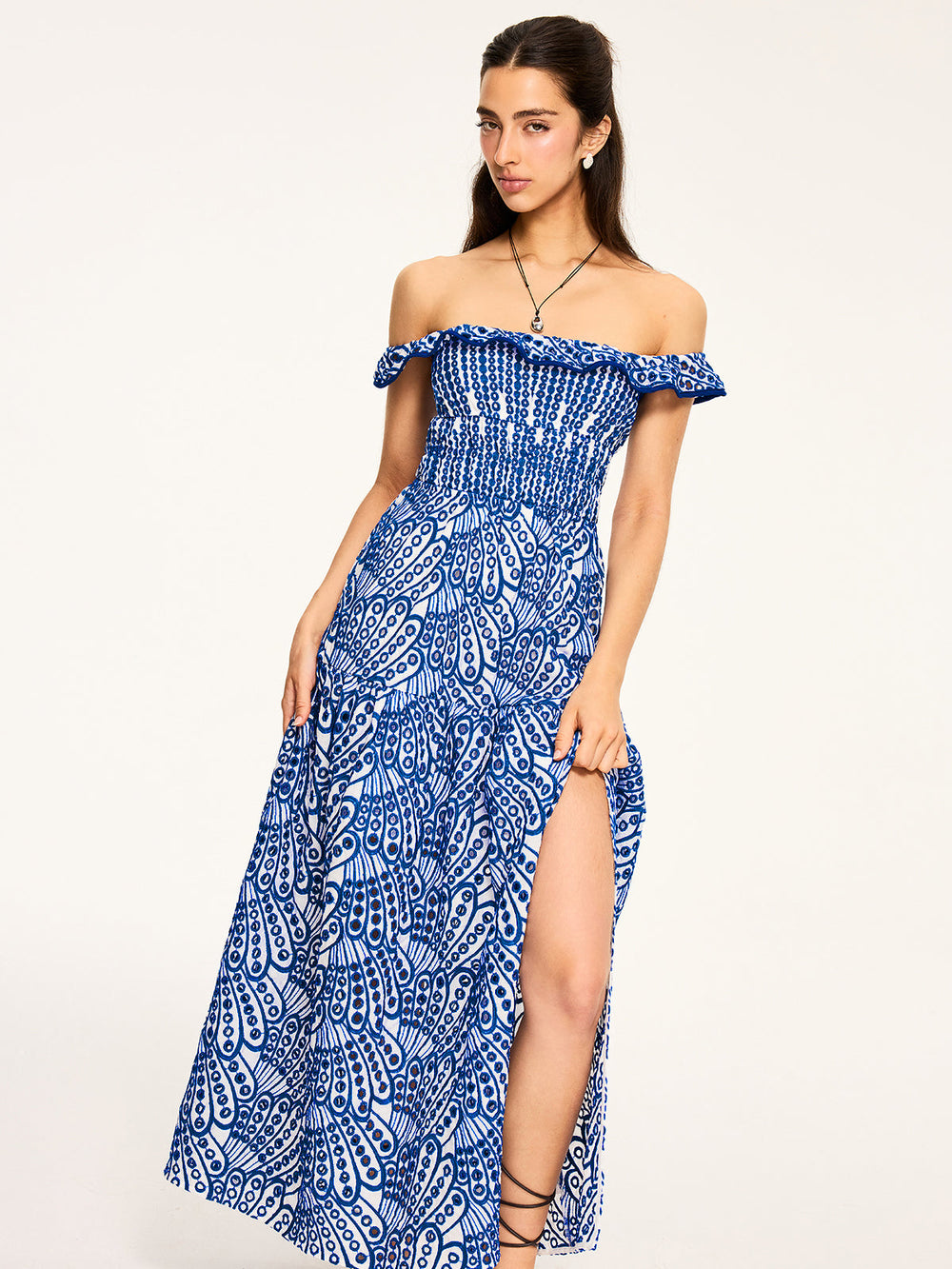 Gesticktes Maxikleid mit Rüschenbesatz