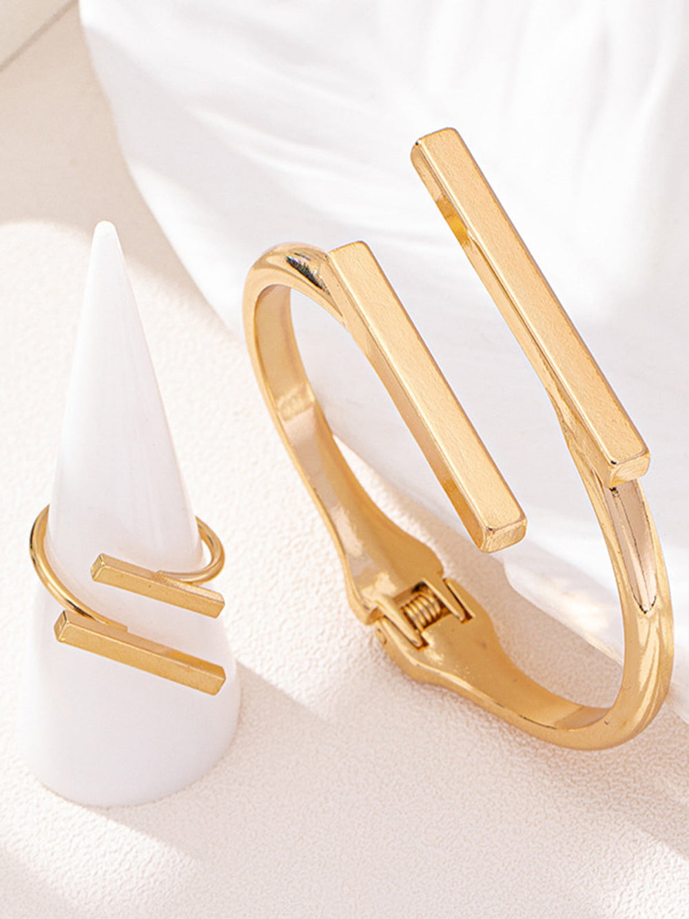 Geometrisches goldenes Ring- und Armband-Set