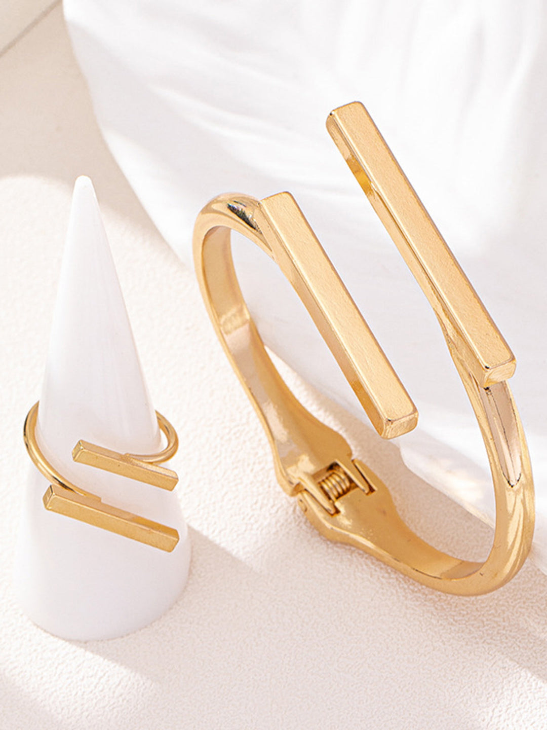 Geometrisches goldenes Ring- und Armband-Set