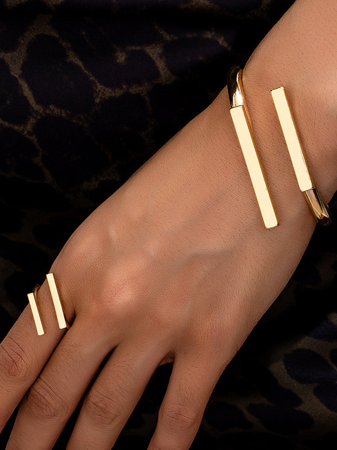 Geometrisches goldenes Ring- und Armband-Set