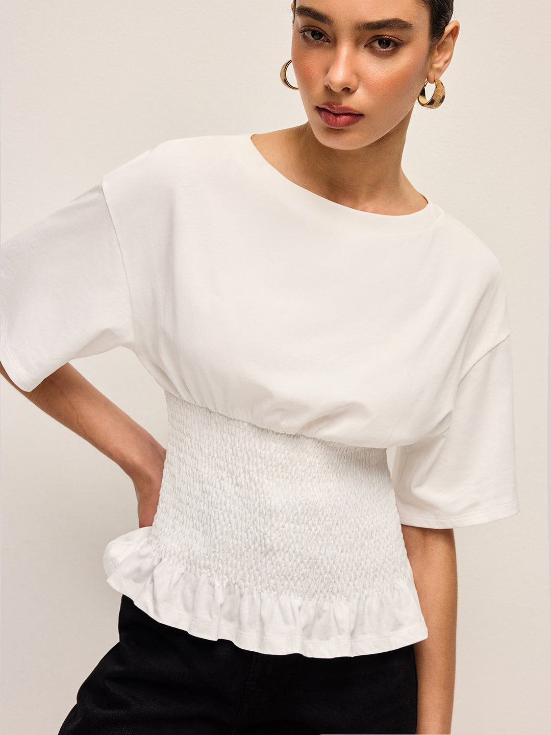 Baumwoll-T-Shirt mit gerüschtem Saum und geraffter Taille