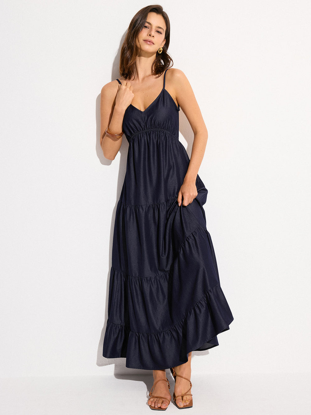 Rückenfreies Maxikleid mit Stufen