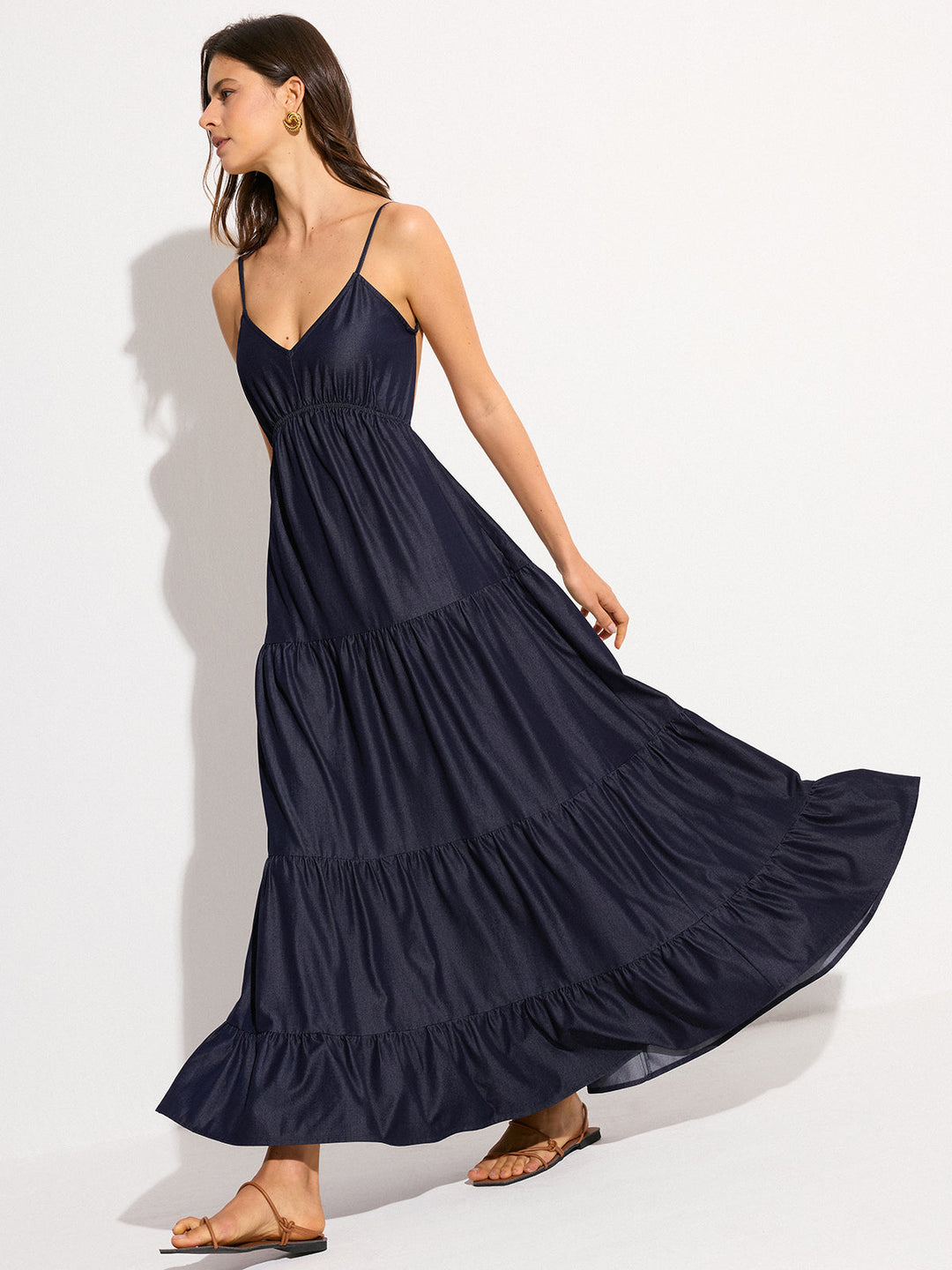 Rückenfreies Maxikleid mit Stufen