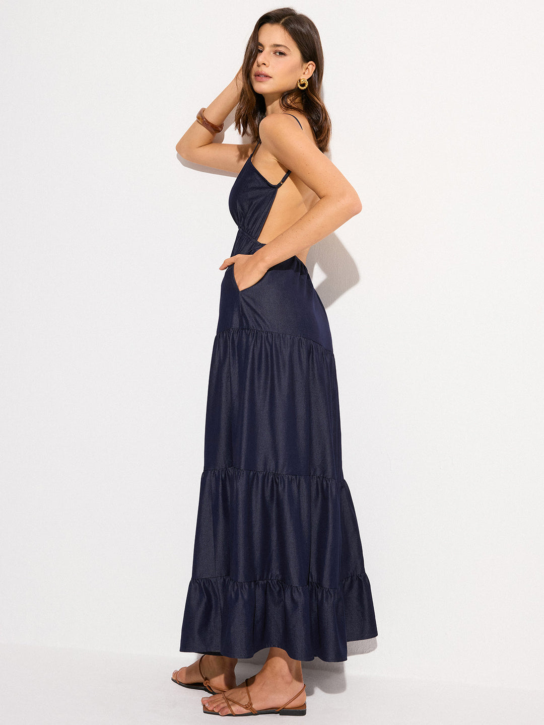 Rückenfreies Maxikleid mit Stufen