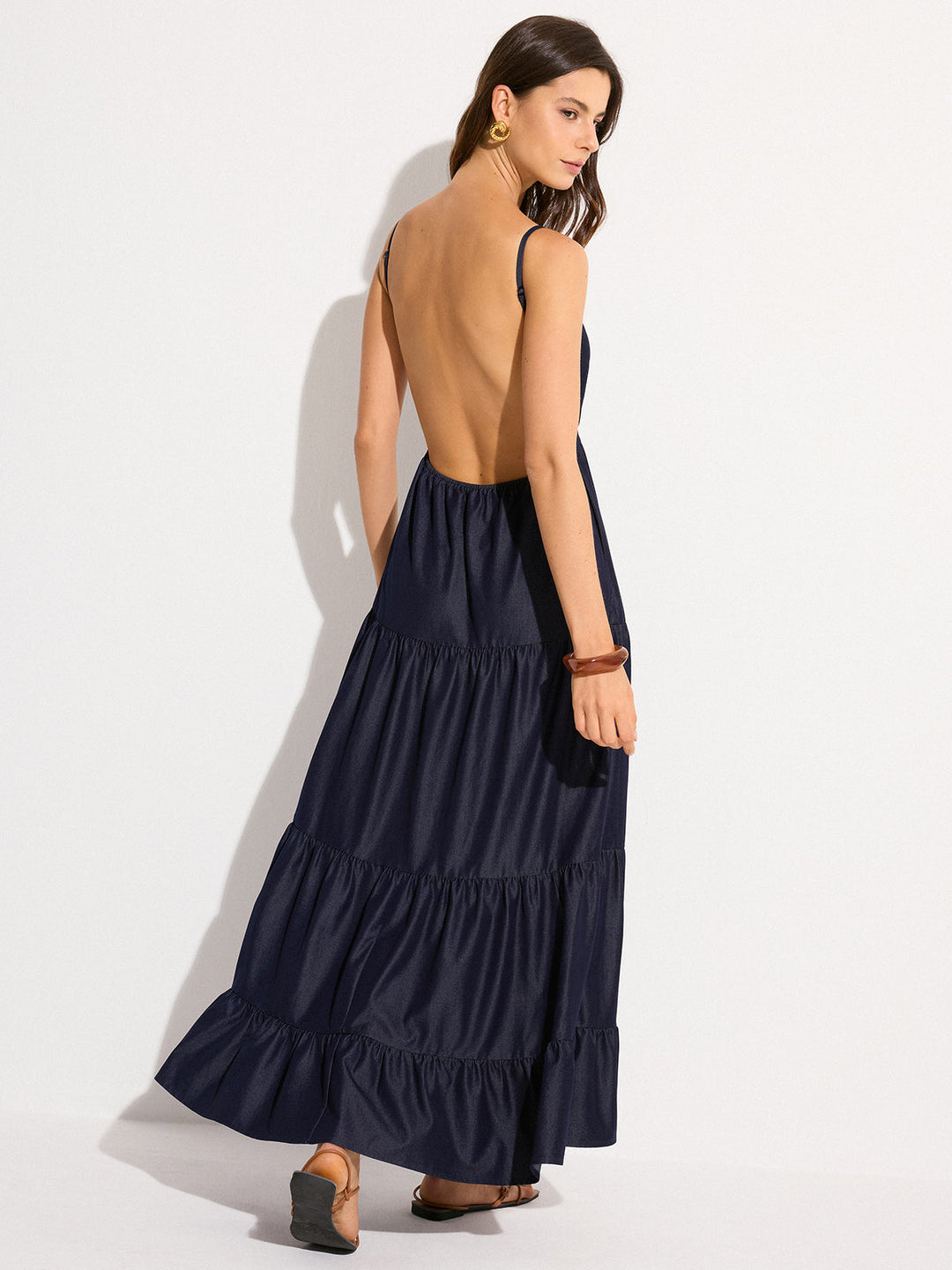 Rückenfreies Maxikleid mit Stufen
