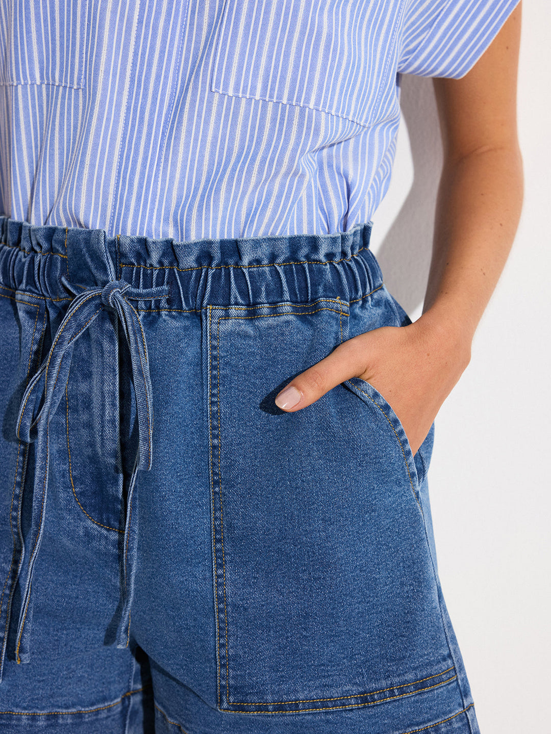Denim-Shorts mit elastischem Bund und Kordelzug