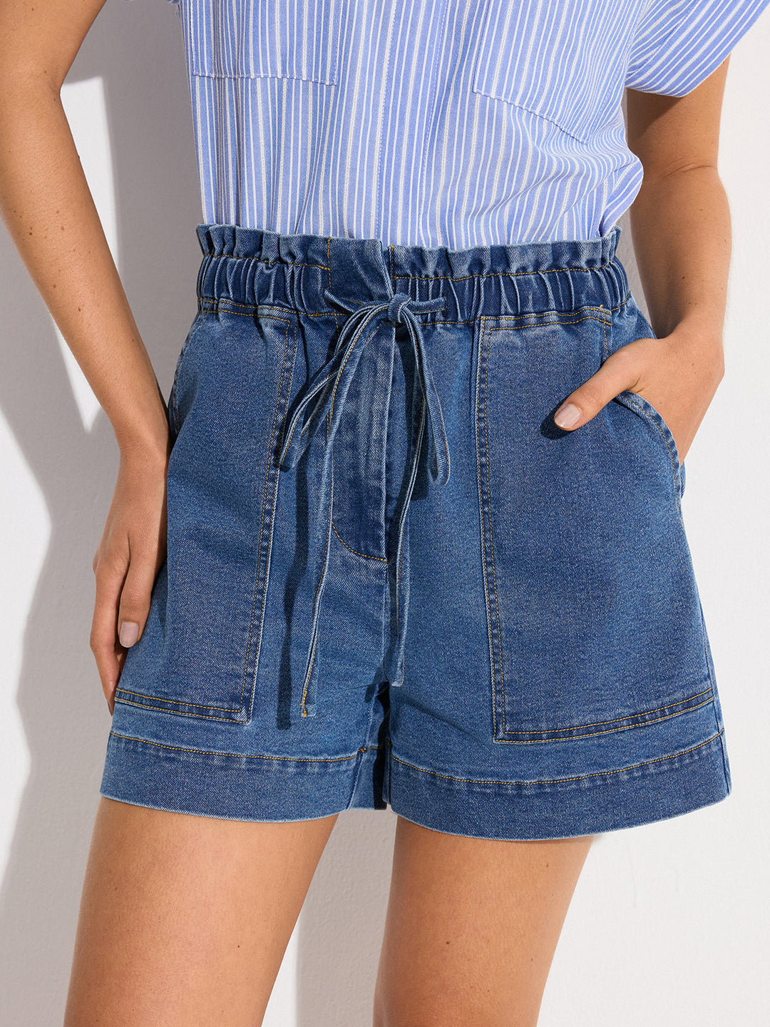 Denim-Shorts mit elastischem Bund und Kordelzug