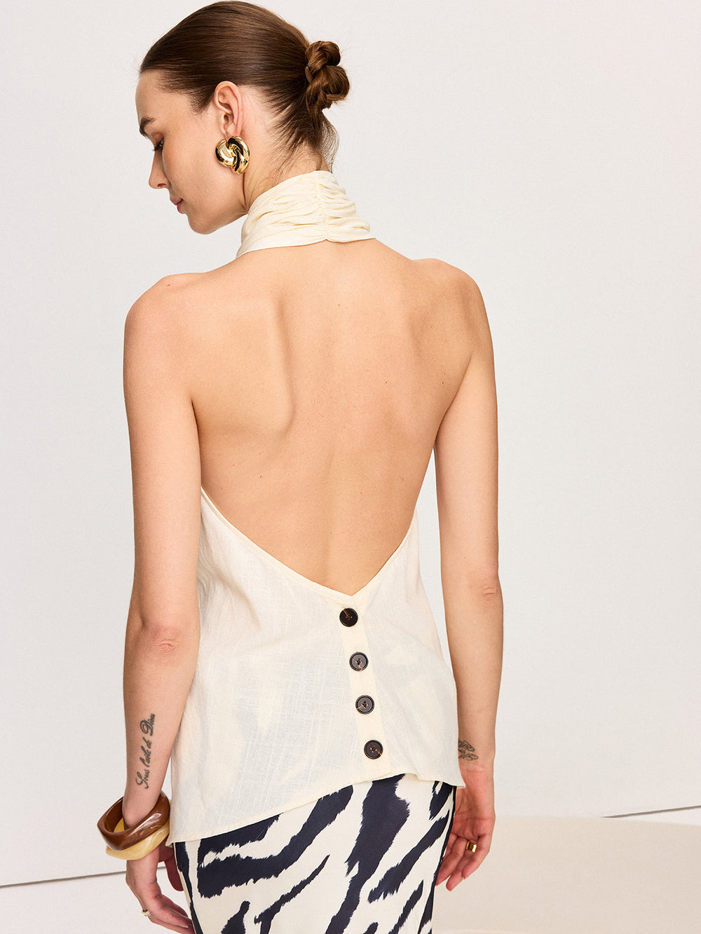 Cross-Halter Neck Wrap Top mit Knopfdetails