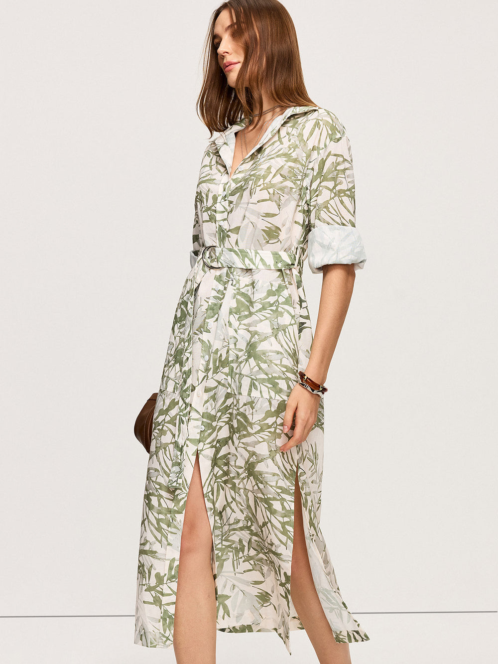 Geblümtes Midikleid mit Gürtel und Schlitzen