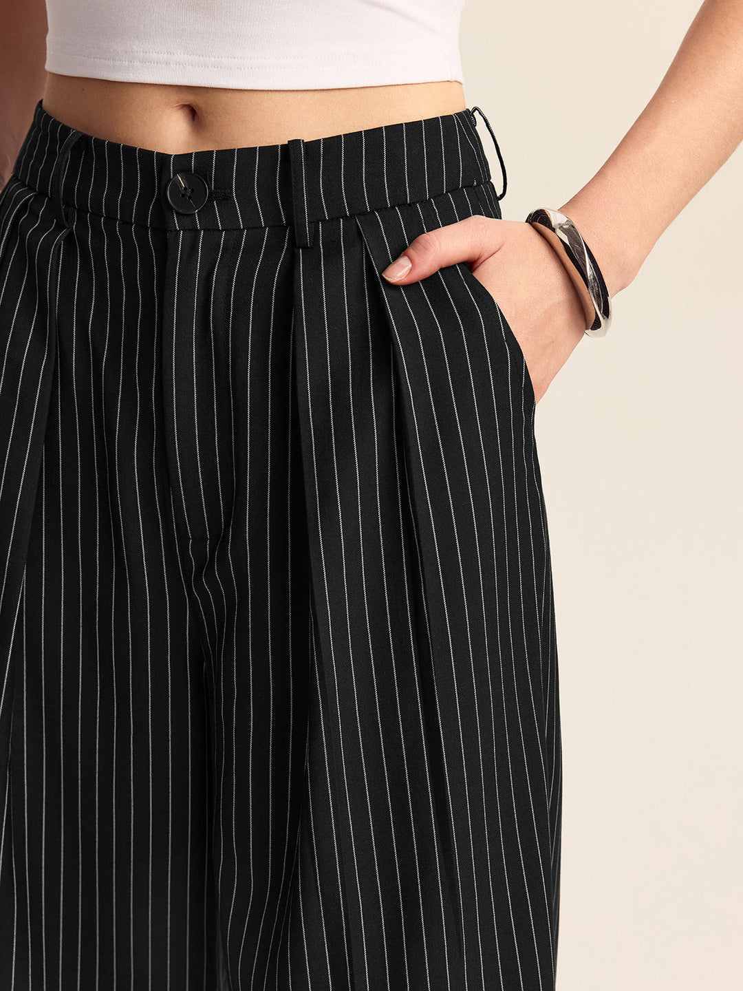 Gestreifte Hose mit weitem Bein