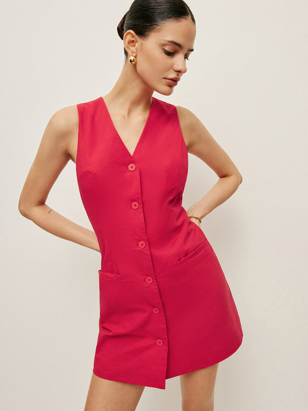 Kleid mit Baumwollknöpfen und Taschen