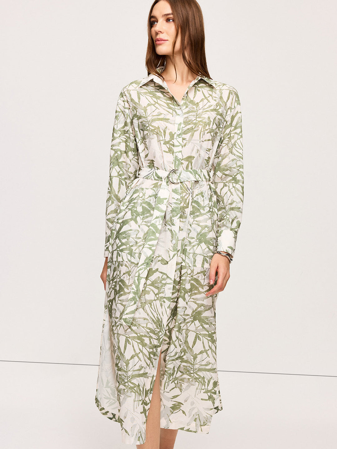 Geblümtes Midikleid mit Gürtel und Schlitzen