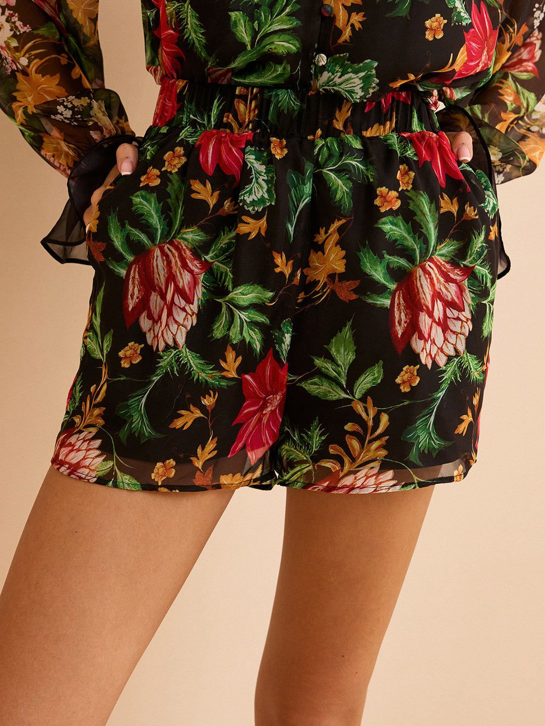Chiffon-Shorts mit Blumenmuster und Gummizug in der Taille
