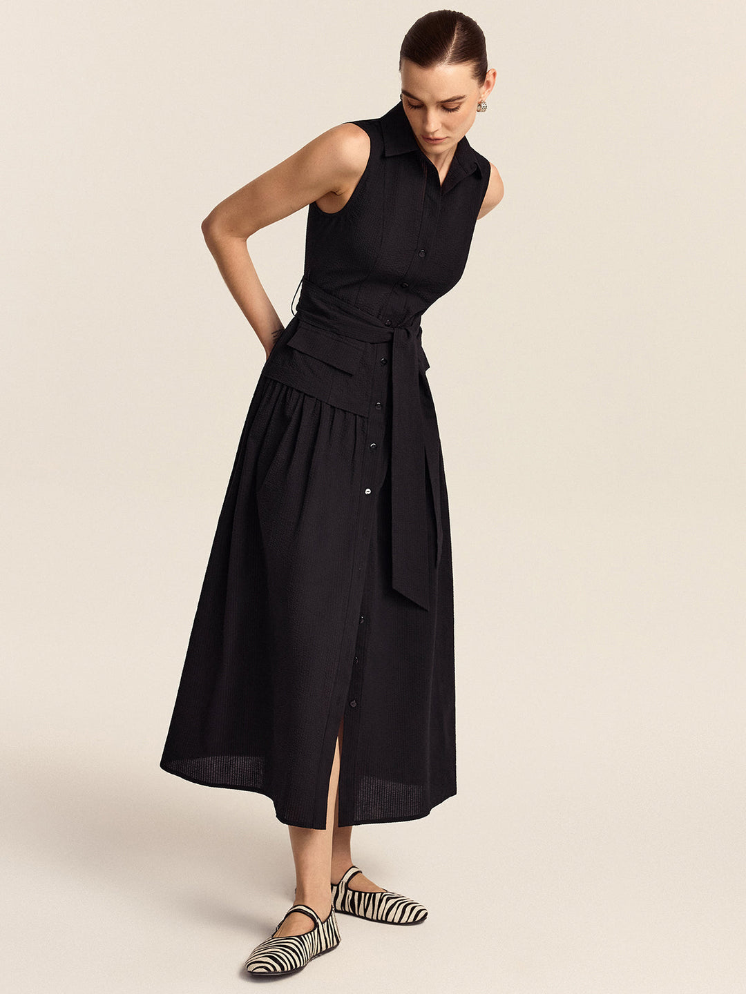 Kleid mit Knopfleiste und Gürtel in Midi-Länge