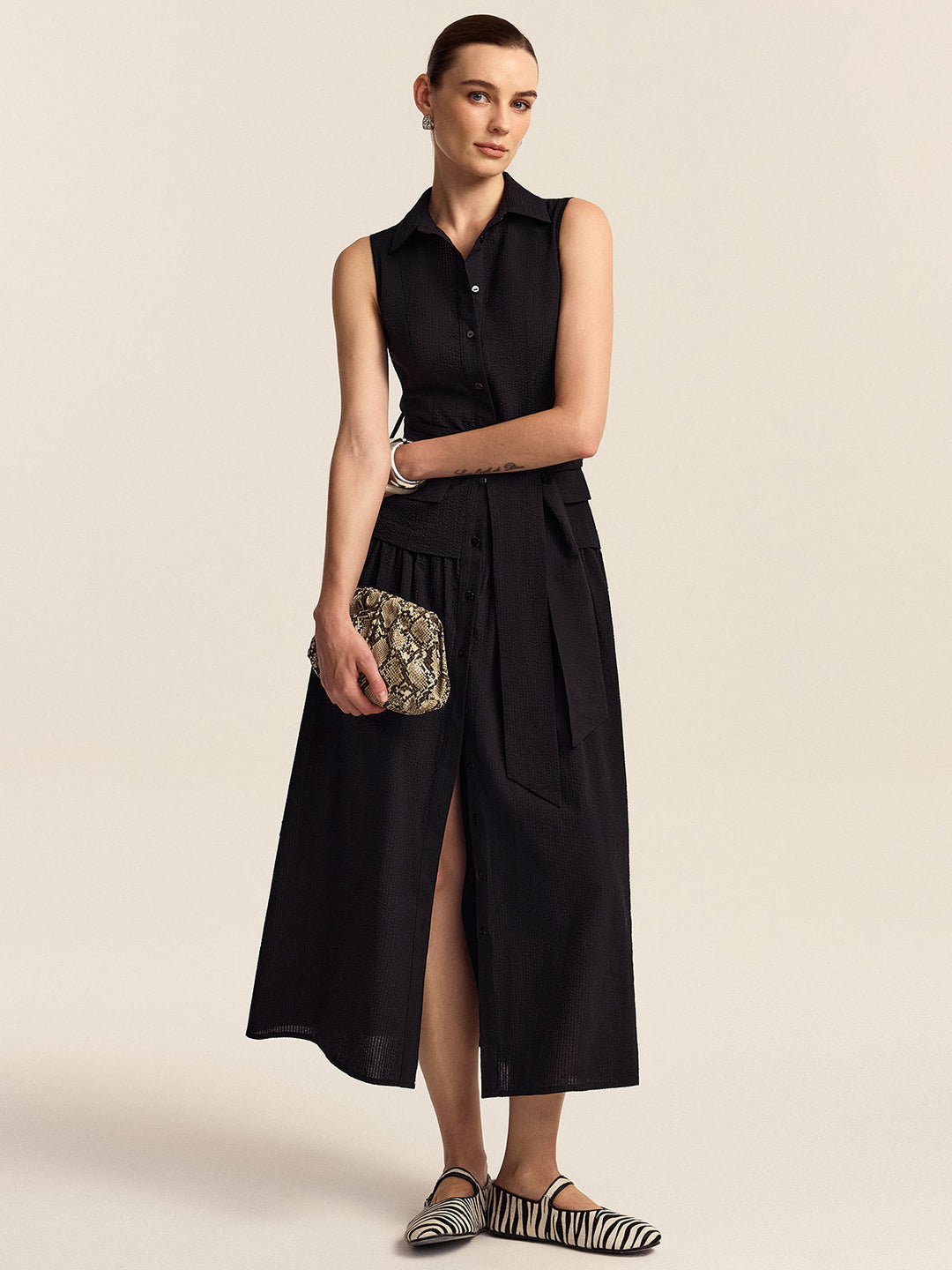 Kleid mit Knopfleiste und Gürtel in Midi-Länge