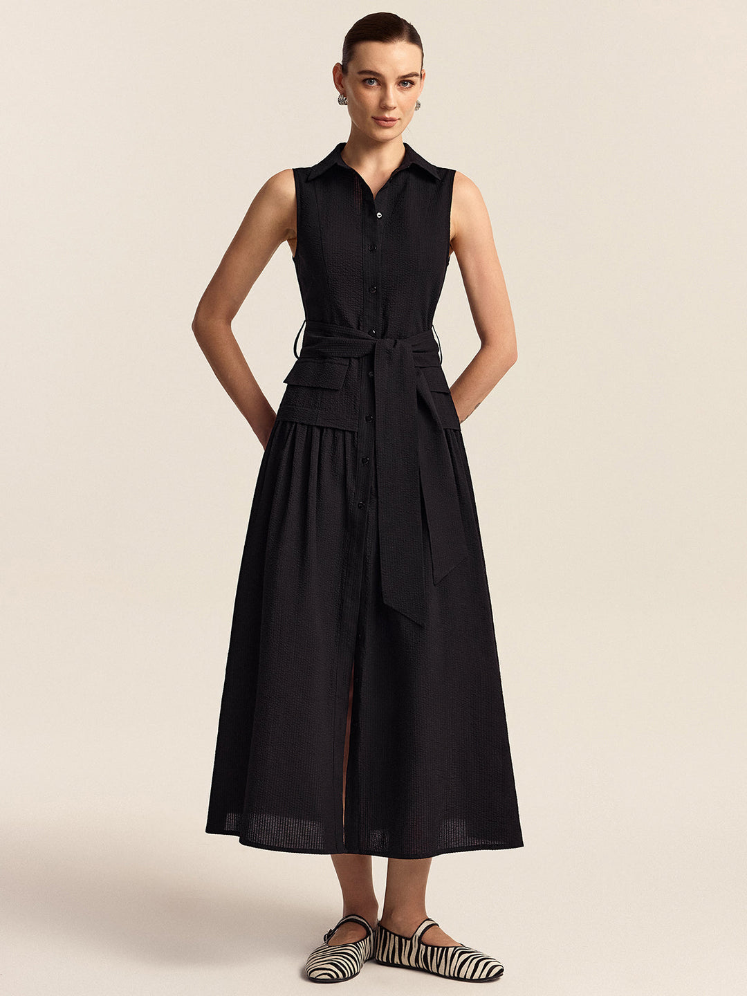 Kleid mit Knopfleiste und Gürtel in Midi-Länge