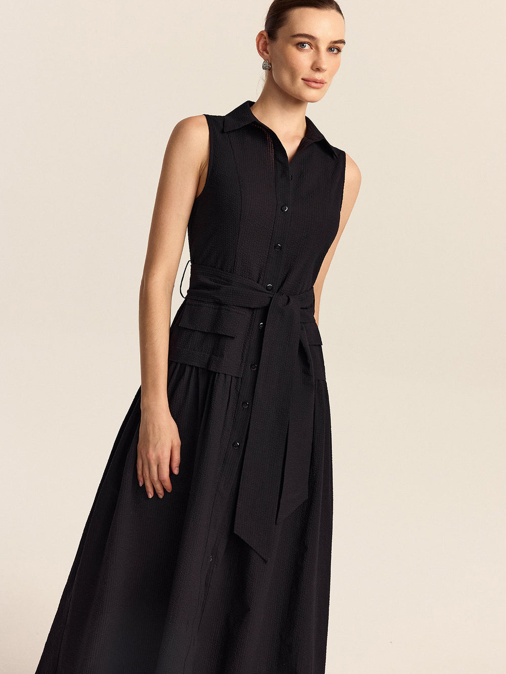 Kleid mit Knopfleiste und Gürtel in Midi-Länge