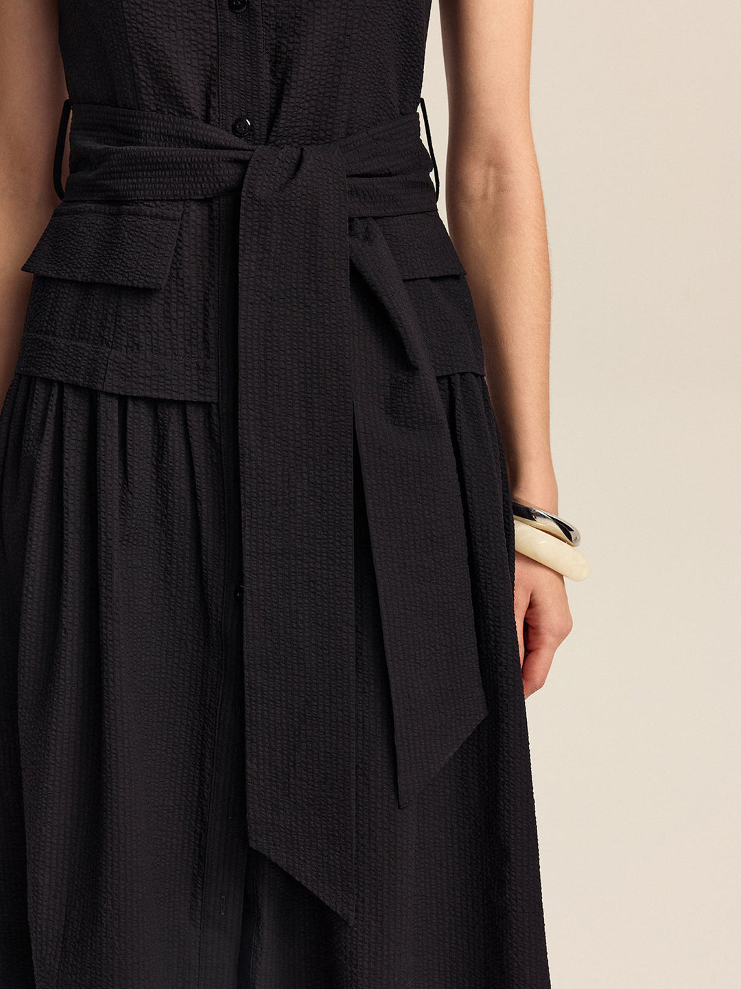 Kleid mit Knopfleiste und Gürtel in Midi-Länge