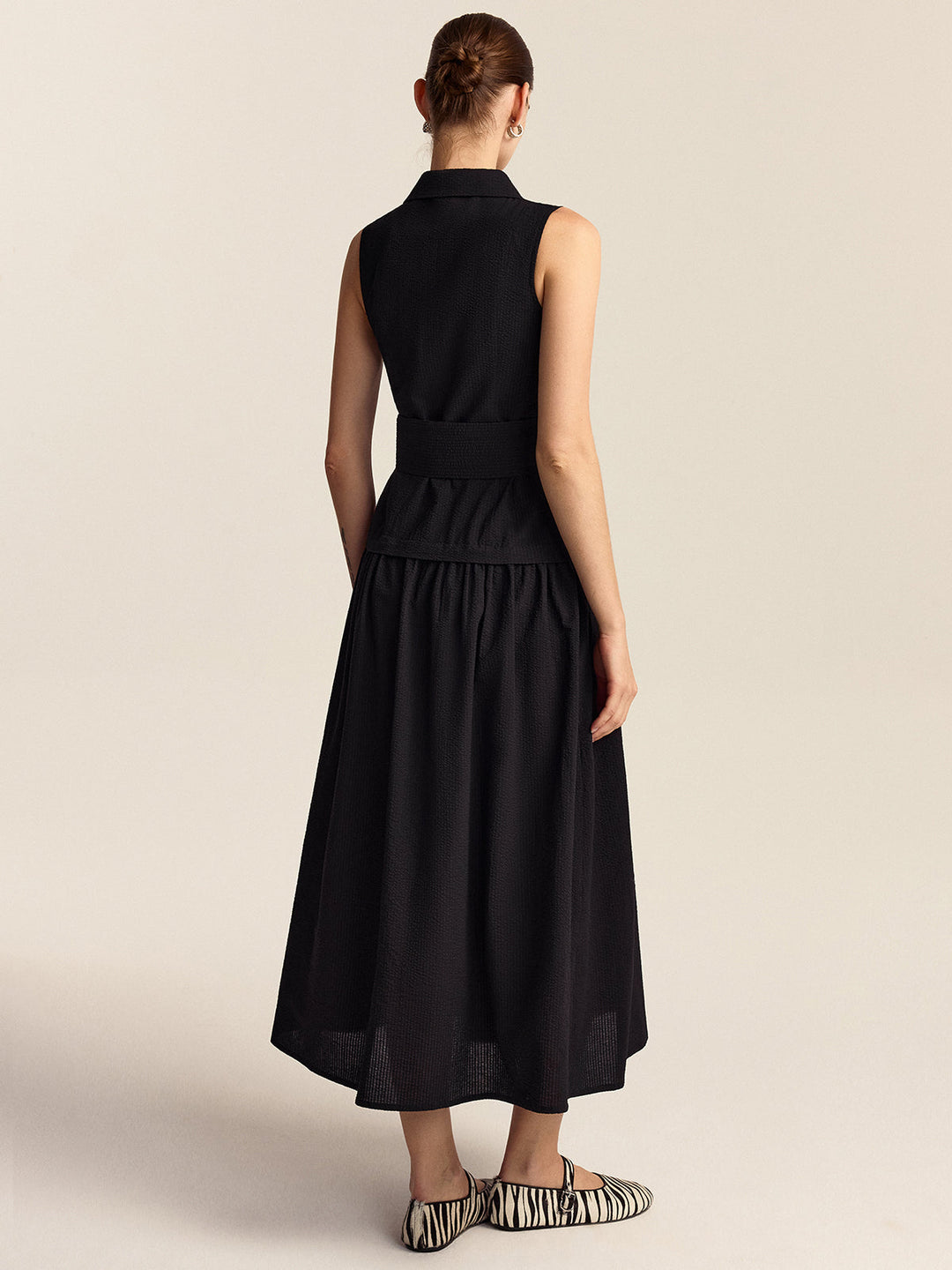 Kleid mit Knopfleiste und Gürtel in Midi-Länge