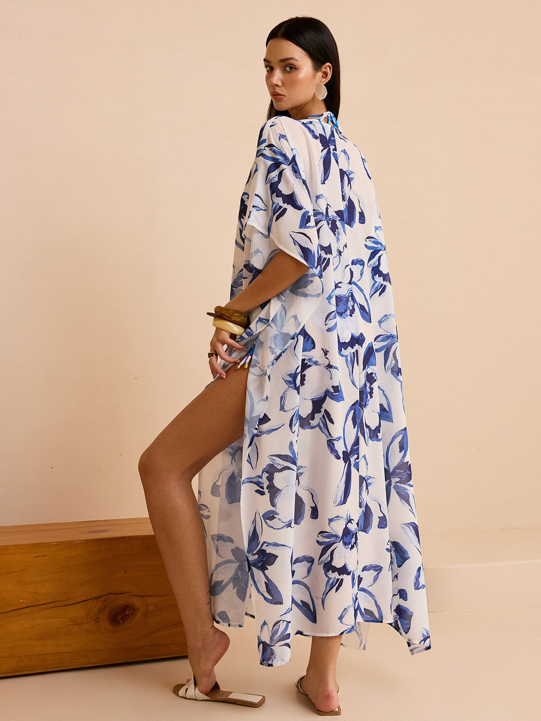 Transparenter Blumen-Kimono-Überwurf mit Bindung vorne