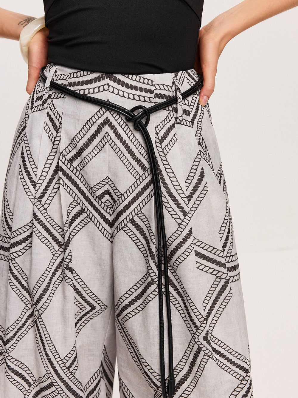 Hose mit geometrischem Print und weitem Bein mit Gürtel