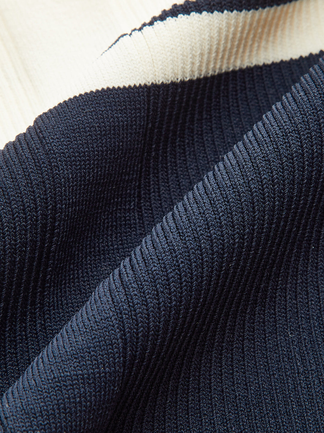 Gestreiftes Strickoberteil in Kontrastfarbe