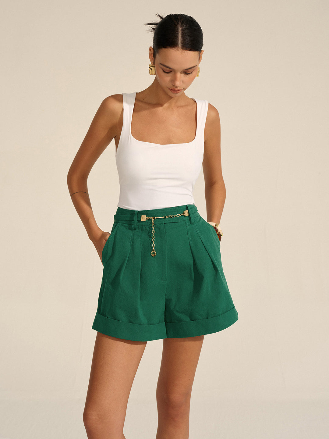Plissierte Cuffed Shorts mit Goldketten-Detail