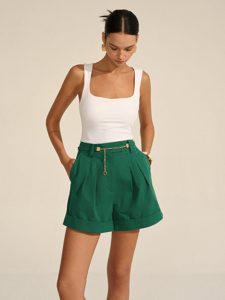 Plissierte Cuffed Shorts mit Goldketten-Detail