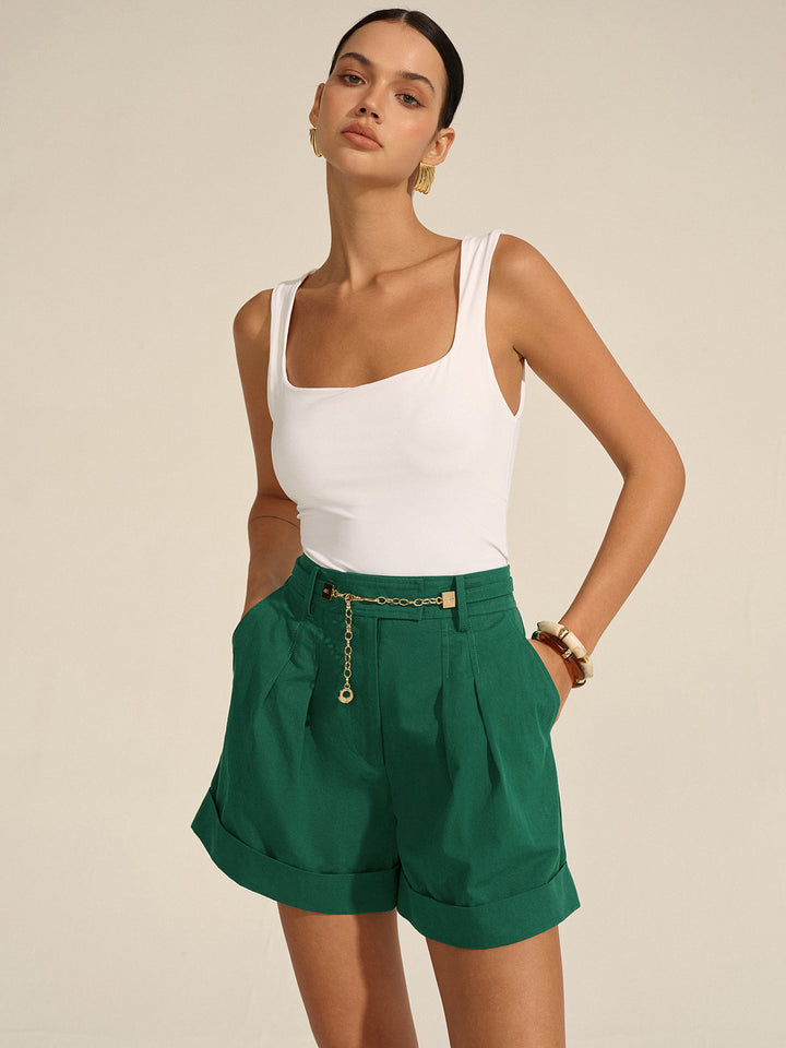 Plissierte Cuffed Shorts mit Goldketten-Detail