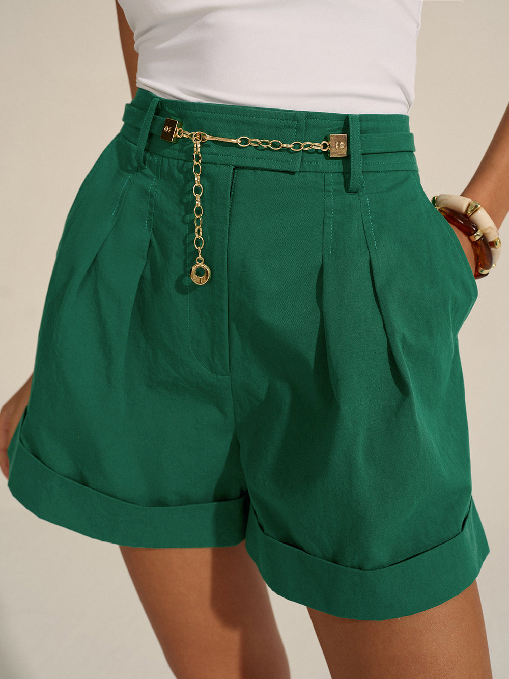 Plissierte Cuffed Shorts mit Goldketten-Detail