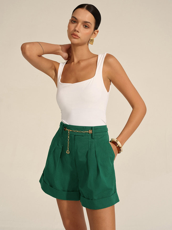 Plissierte Cuffed Shorts mit Goldketten-Detail