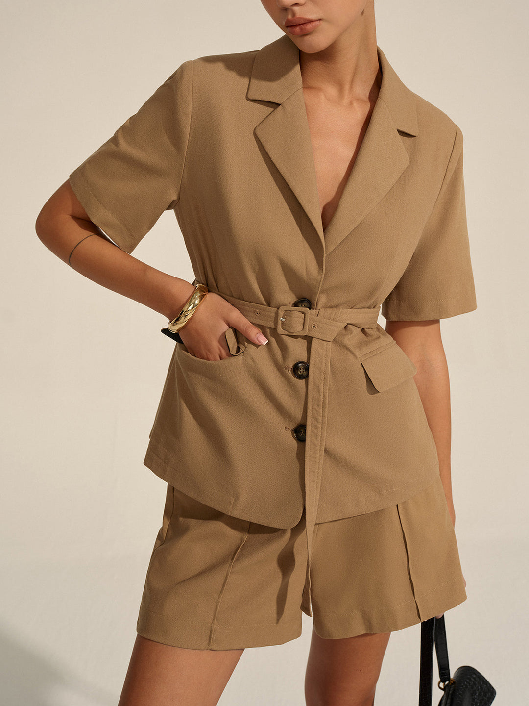 Kurzarm-Blazer-Shorts-Set mit Gürtel