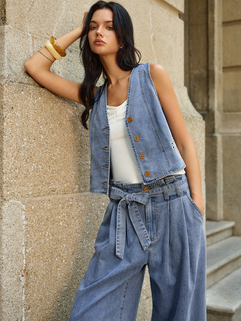 Denim Ärmellose Weste mit V-Ausschnitt und Stickerei