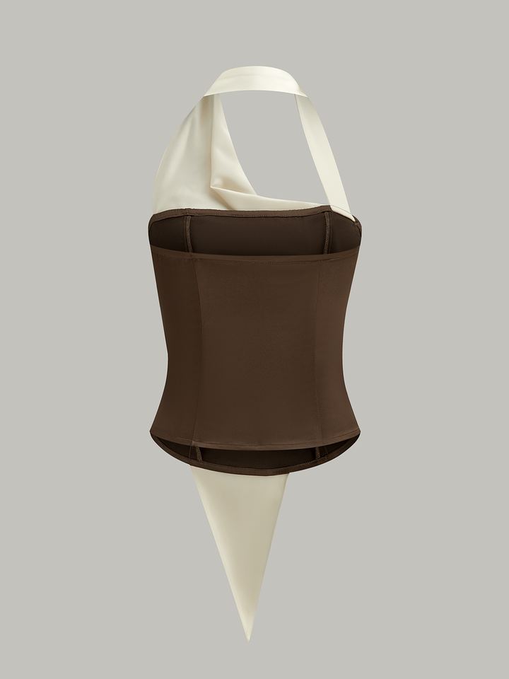 Asymmetrisches Neckholder-Oberteil mit großen Knöpfen