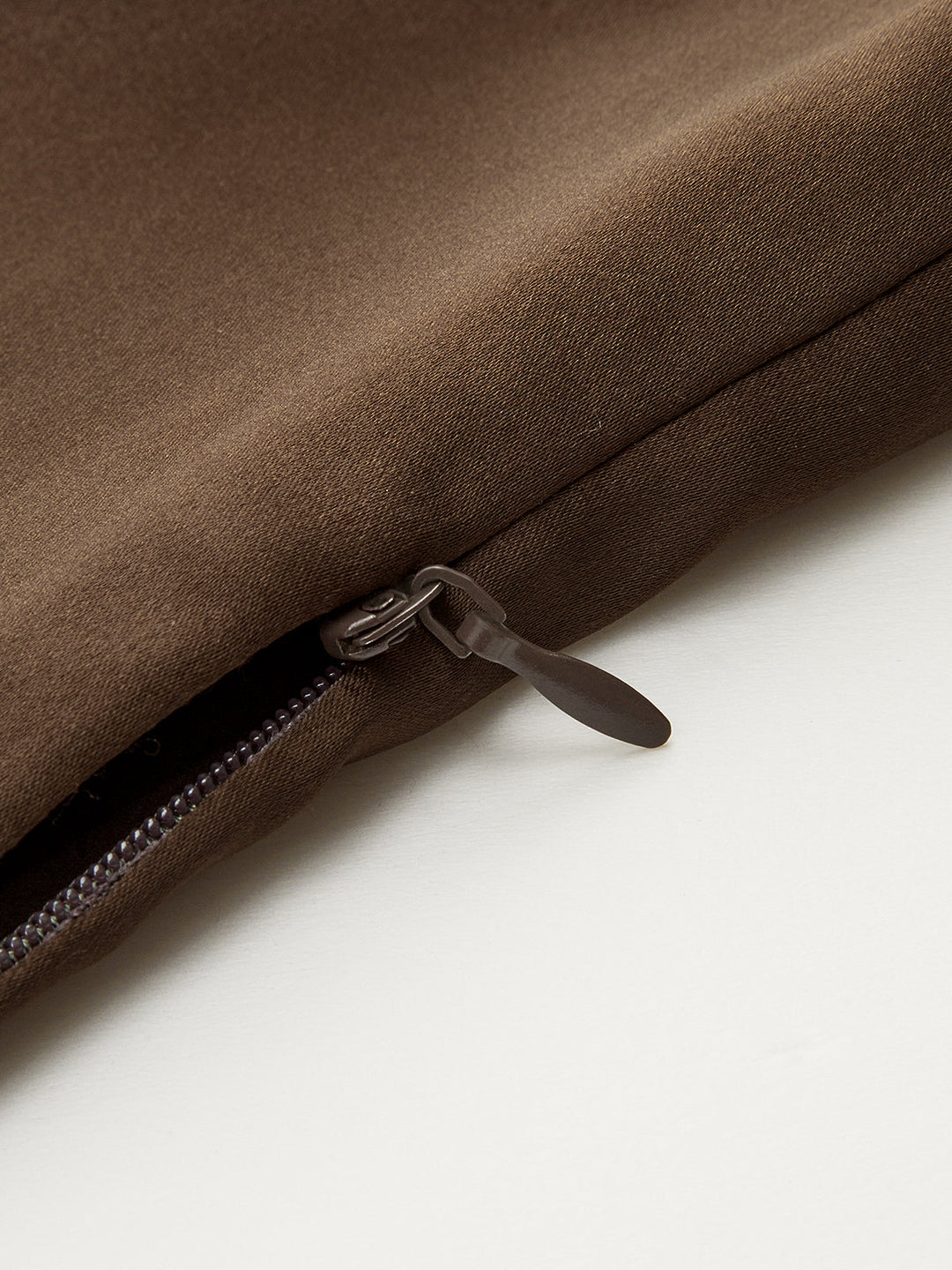 Asymmetrisches Neckholder-Oberteil mit großen Knöpfen
