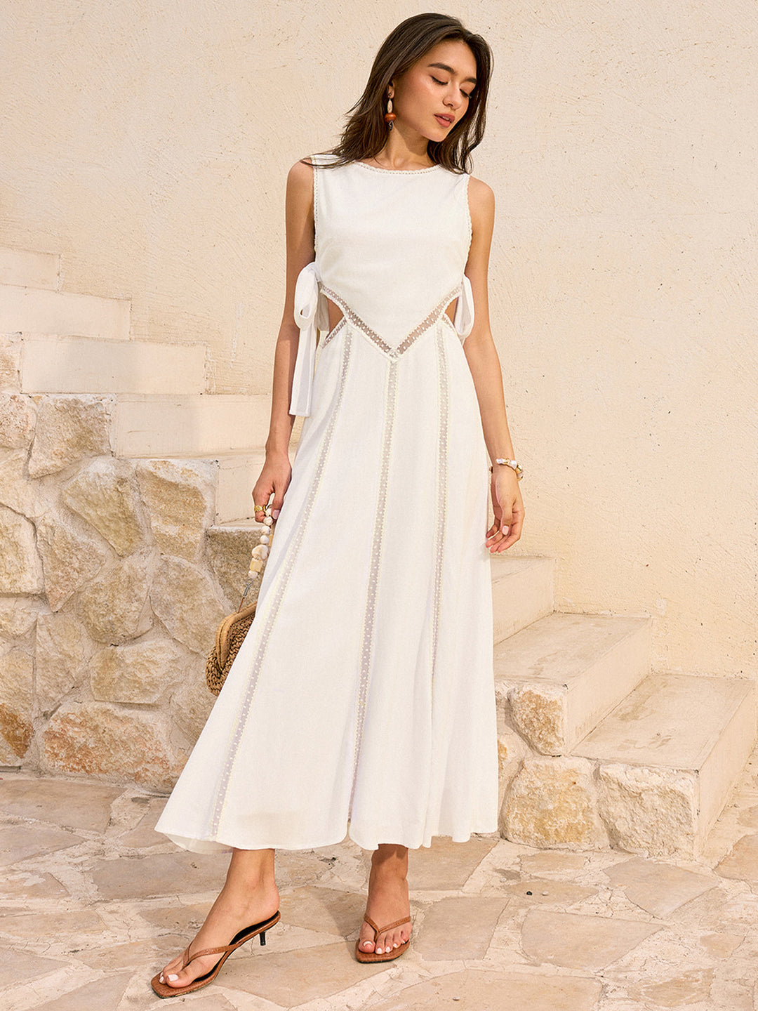 Maxikleid mit Ausschnitt und Bindebändern aus Leinen und Baumwolle