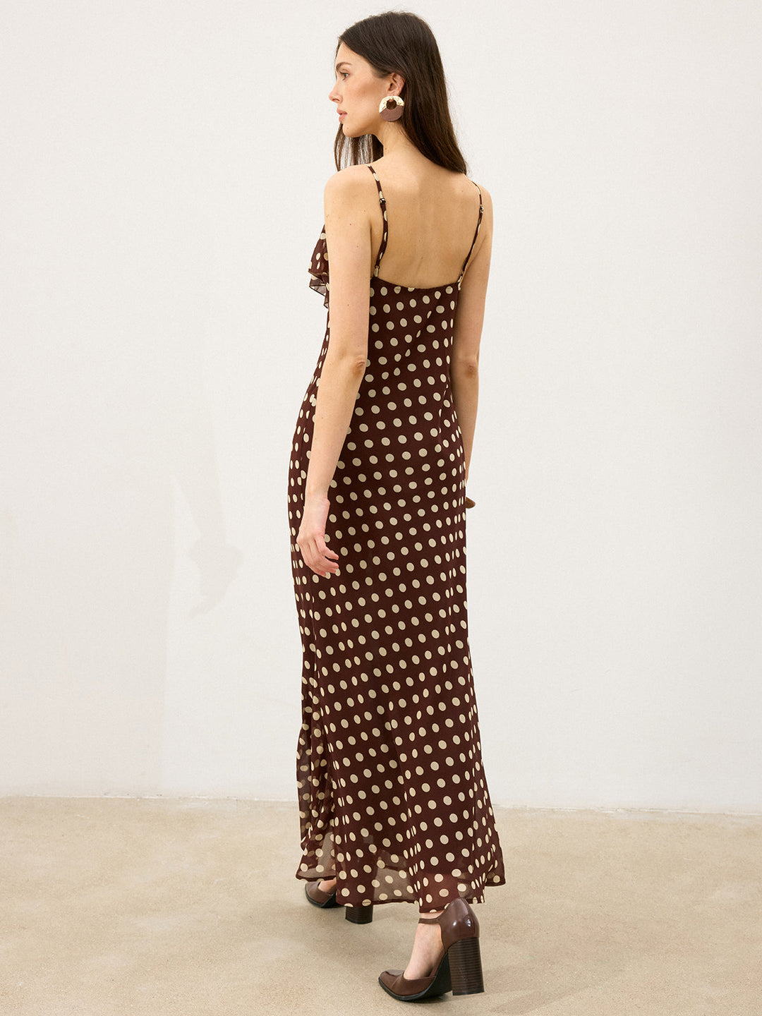 Gepunktetes Rüschen-Maxikleid mit Neckholder