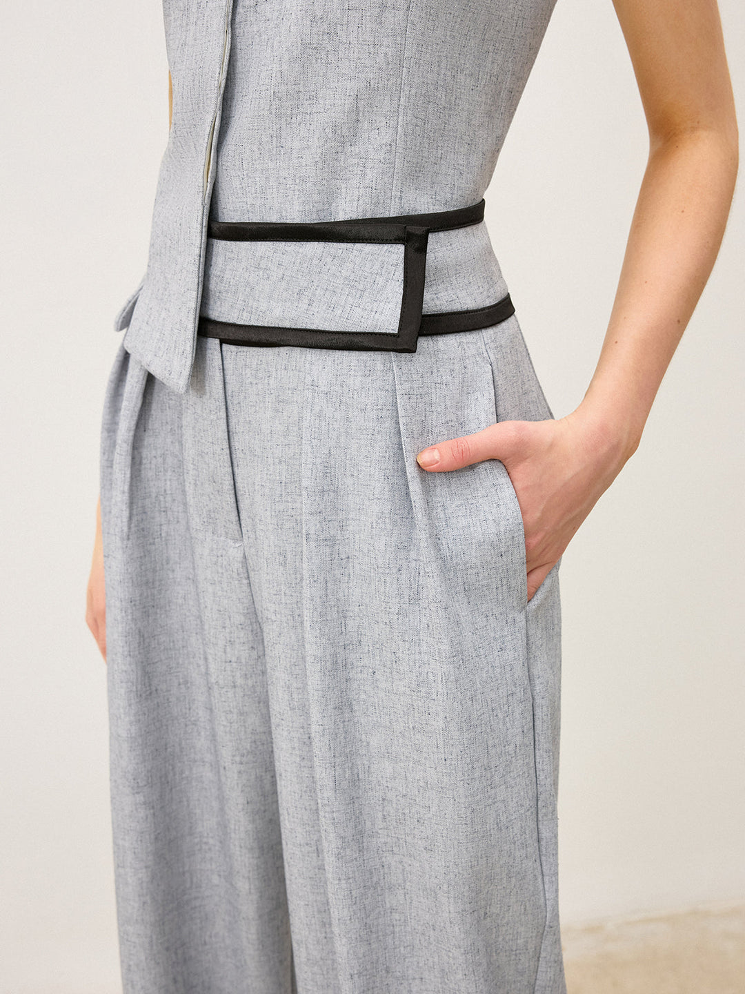 Hosen mit Kontrastbund und weitem Bein