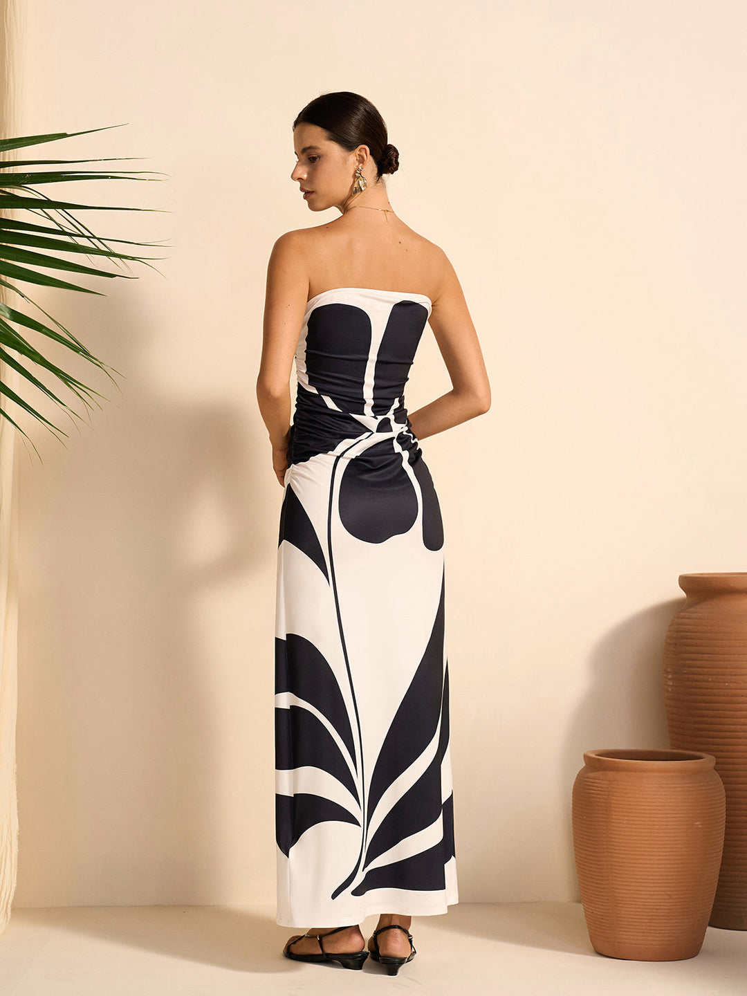 Halbtransparente trägerloses Blumenkleid