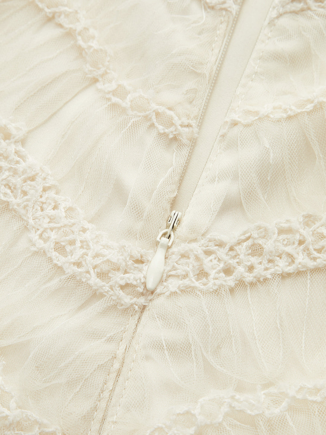 Texturiertes Stoff-Tüllkleid