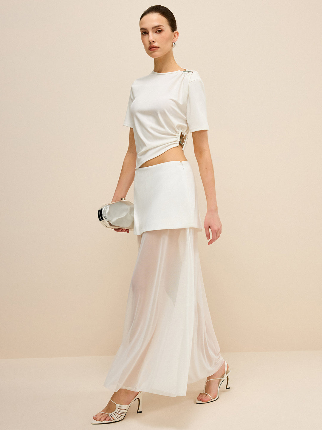 Asymmetrisches Oberteil mit Cut-Out und Schnallen-Detail