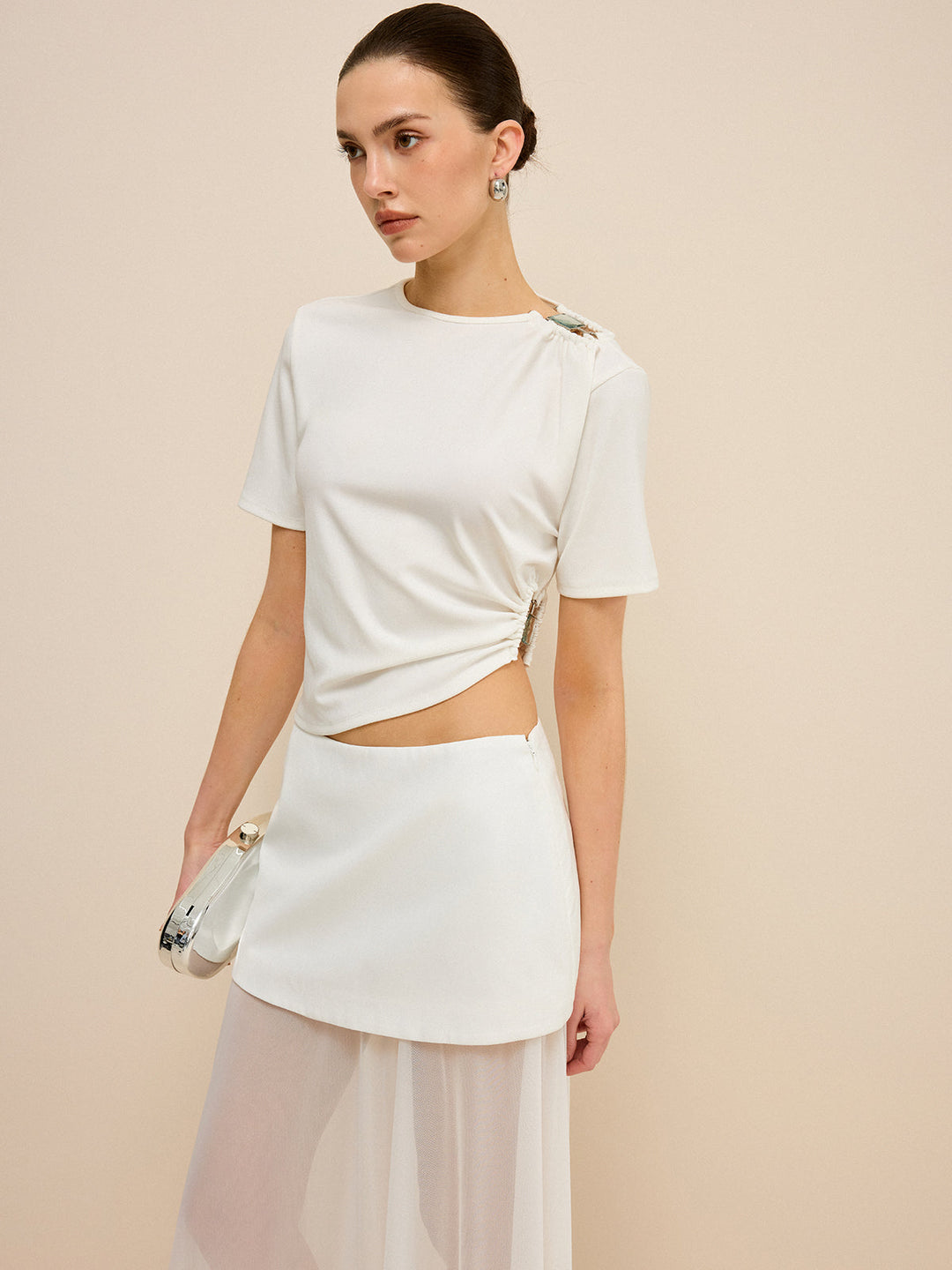 Asymmetrisches Oberteil mit Cut-Out und Schnallen-Detail