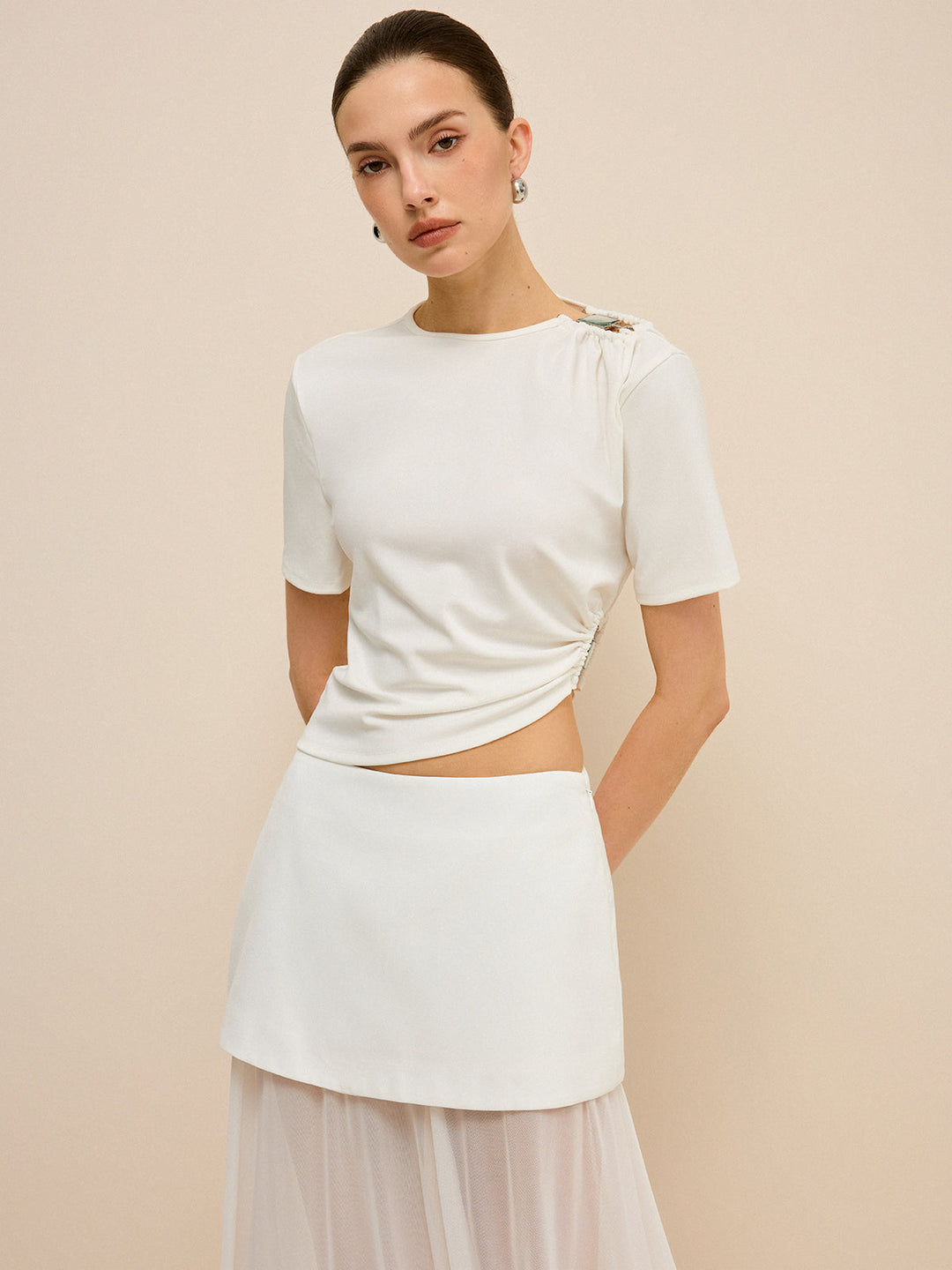 Asymmetrisches Oberteil mit Cut-Out und Schnallen-Detail