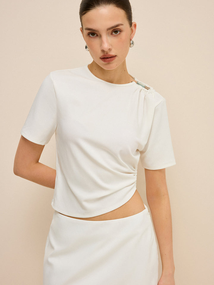 Asymmetrisches Oberteil mit Cut-Out und Schnallen-Detail
