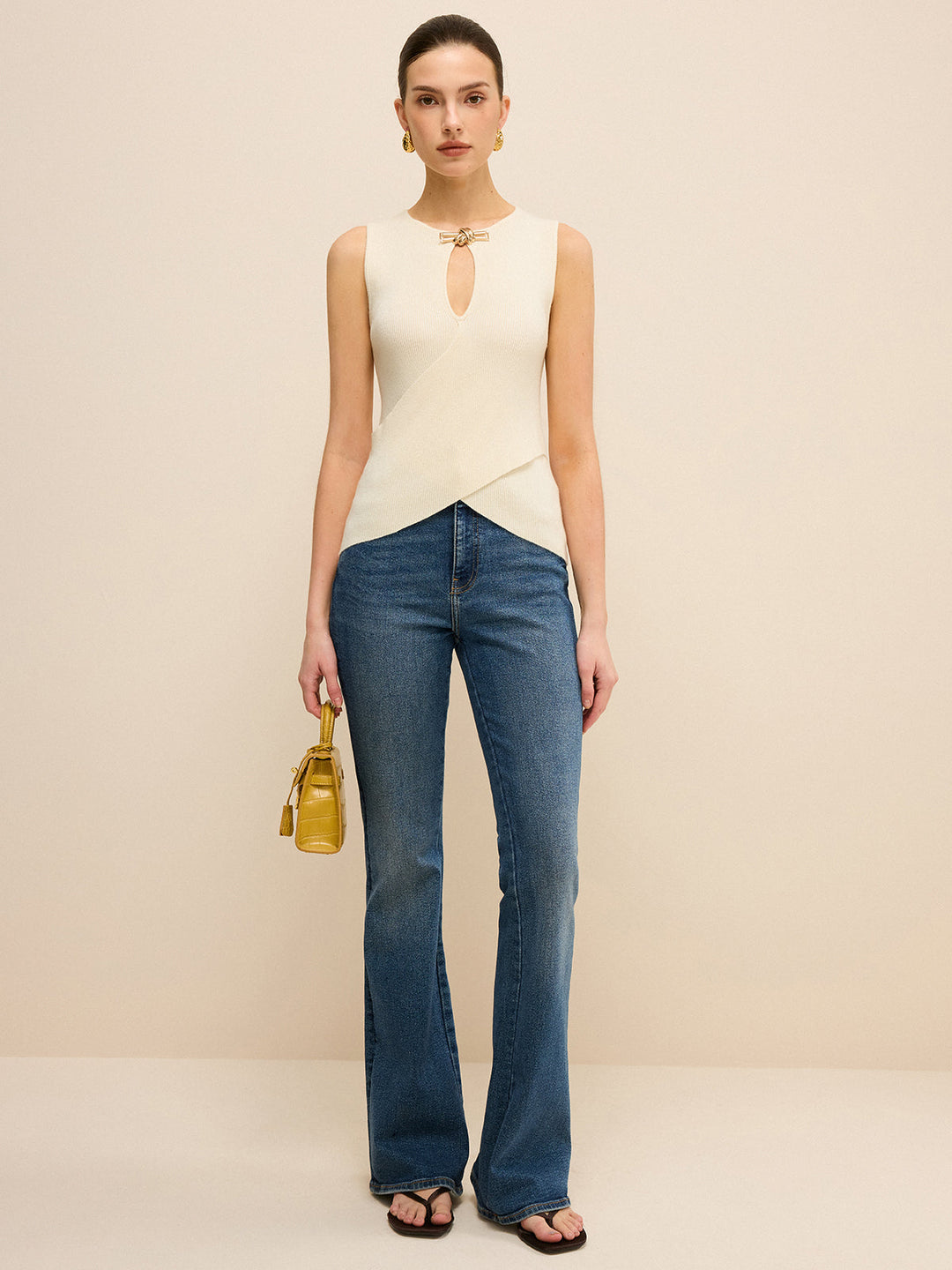 Ärmelloses Strickoberteil mit Cut-Out und Wickeldesign