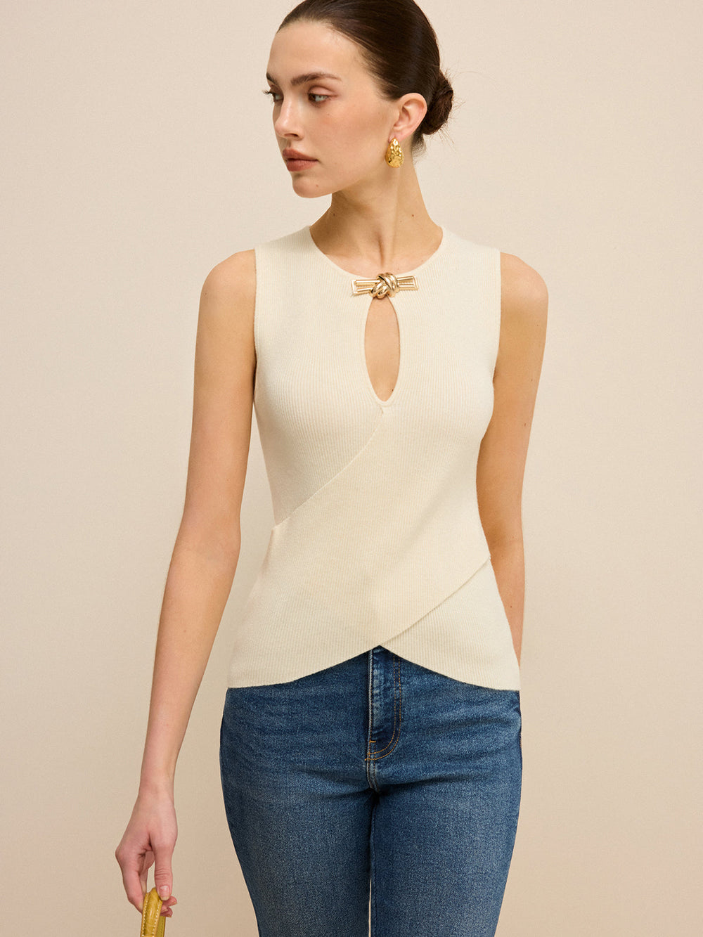 Ärmelloses Strickoberteil mit Cut-Out und Wickeldesign