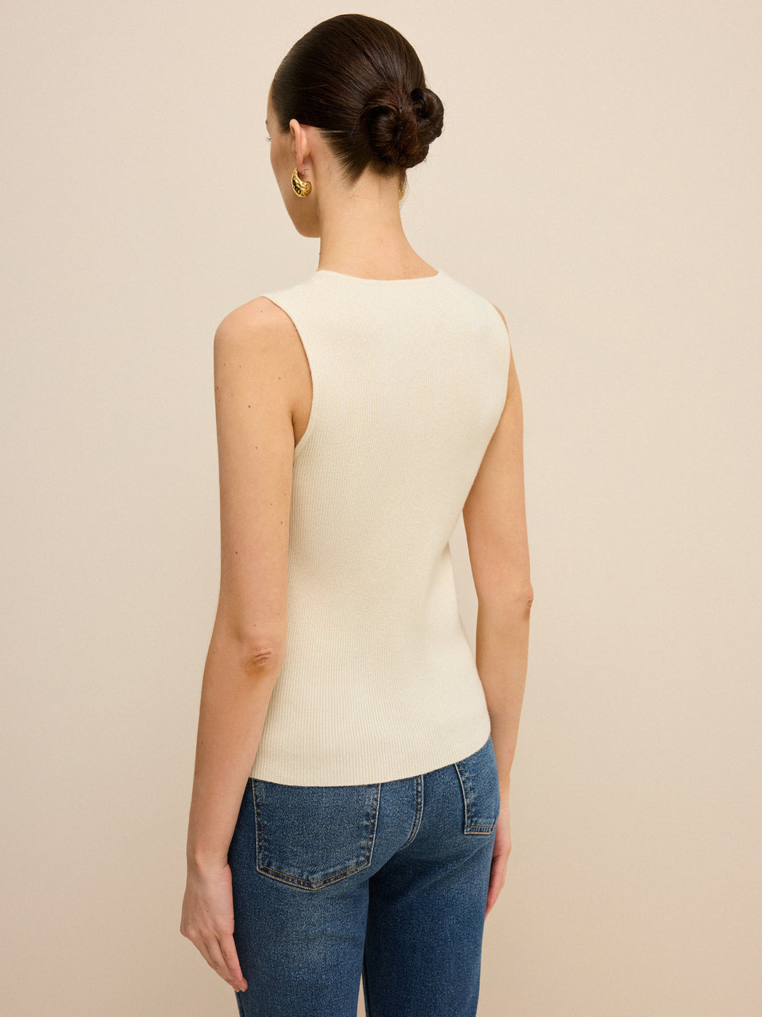 Ärmelloses Strickoberteil mit Cut-Out und Wickeldesign